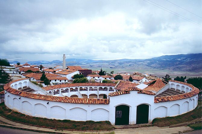 Private Tour: Guatavita, Salt Cathedral & Local Cuisine - Stop 1–2: From Bogotá to Laguna de Guatavita (and the story behind El Dorado)